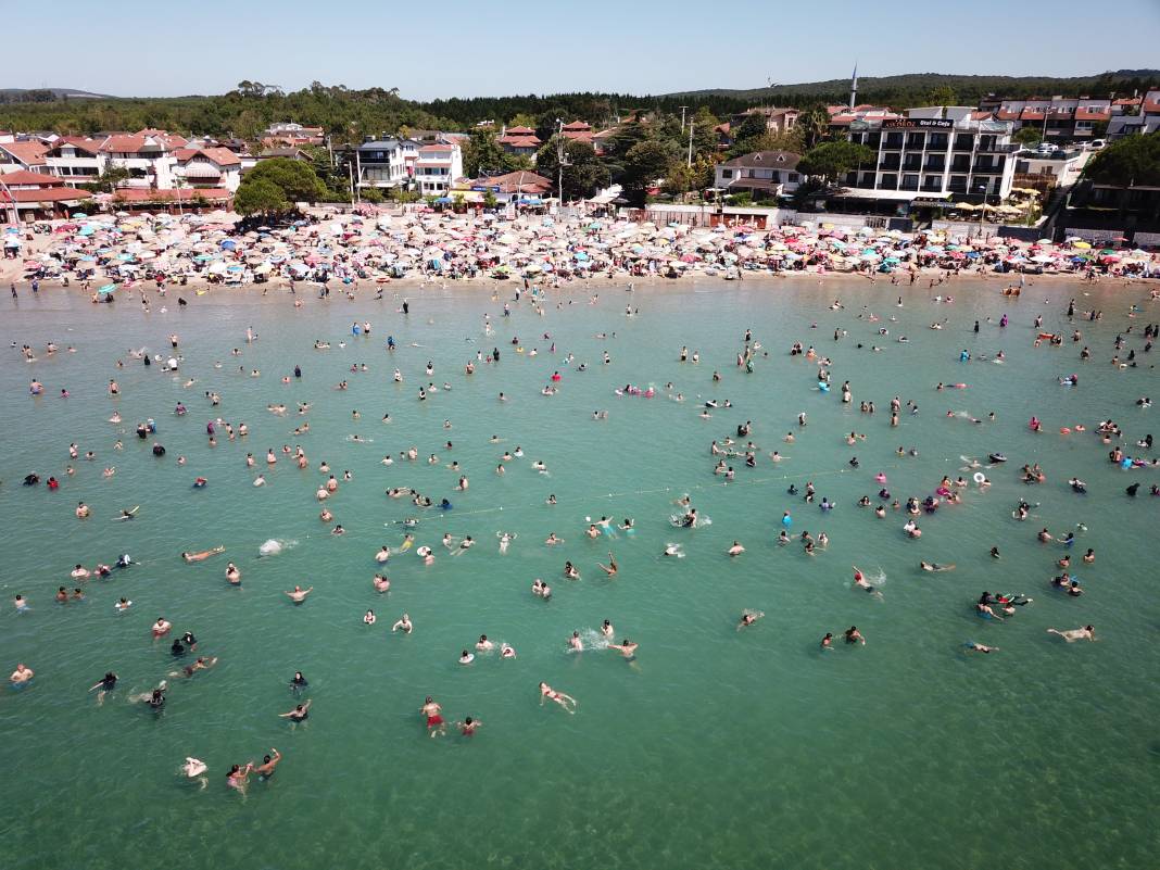 Plajda şemsiye koyacak yer kalmadı! Akdeniz’in pabucu dama atılıyor 7